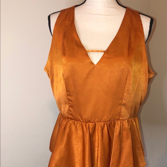 Q&A sleeveless top - Picture 2 of 8